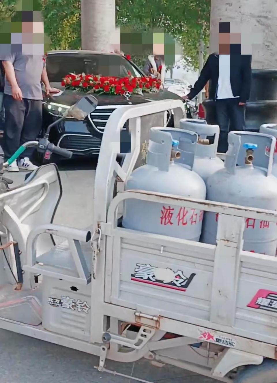 10月30日，河南巩义一男子用电动三轮车拉6个液化气罐拦婚车，引发热议。当地警方