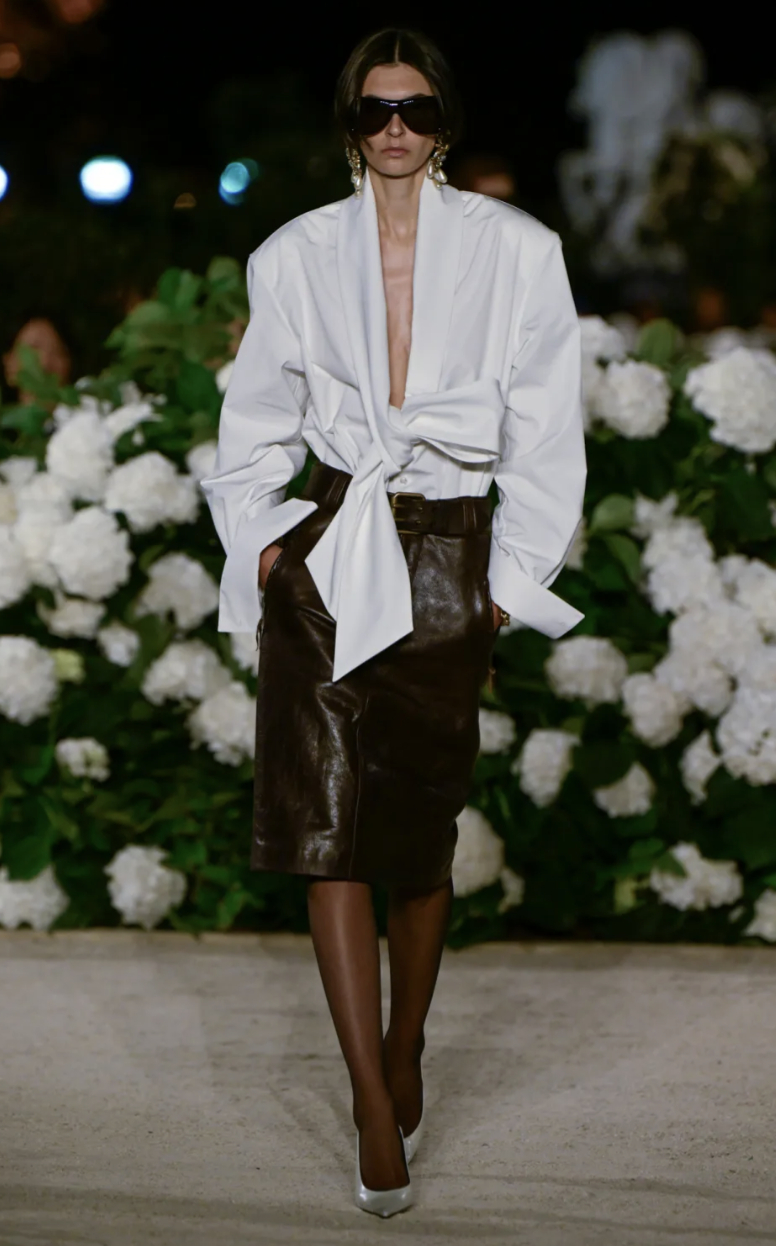 圣罗兰女装秀直击Saint Laurent2026夏季女士系列大秀在巴黎夜空下，