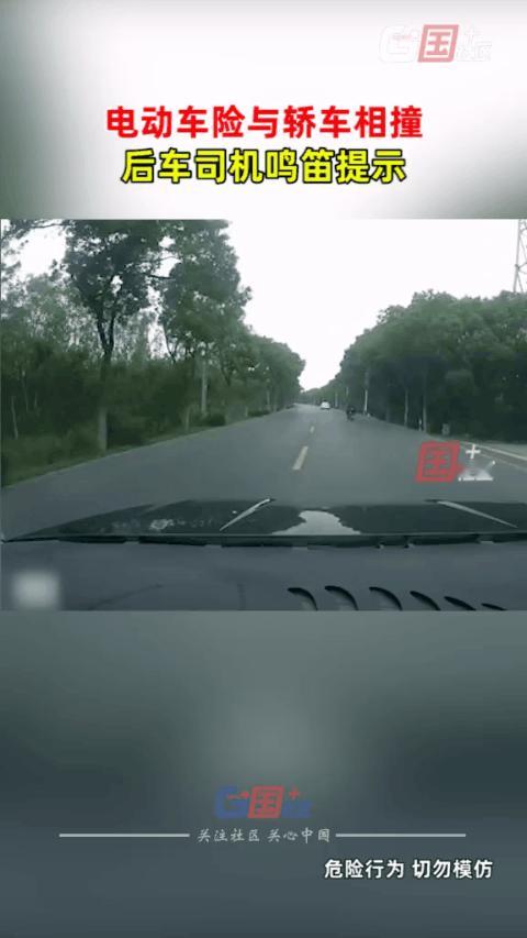 【电动车险与轿车相撞】事情发生在上海，在一排两车道上，一辆电动车疑似向左拐进入路