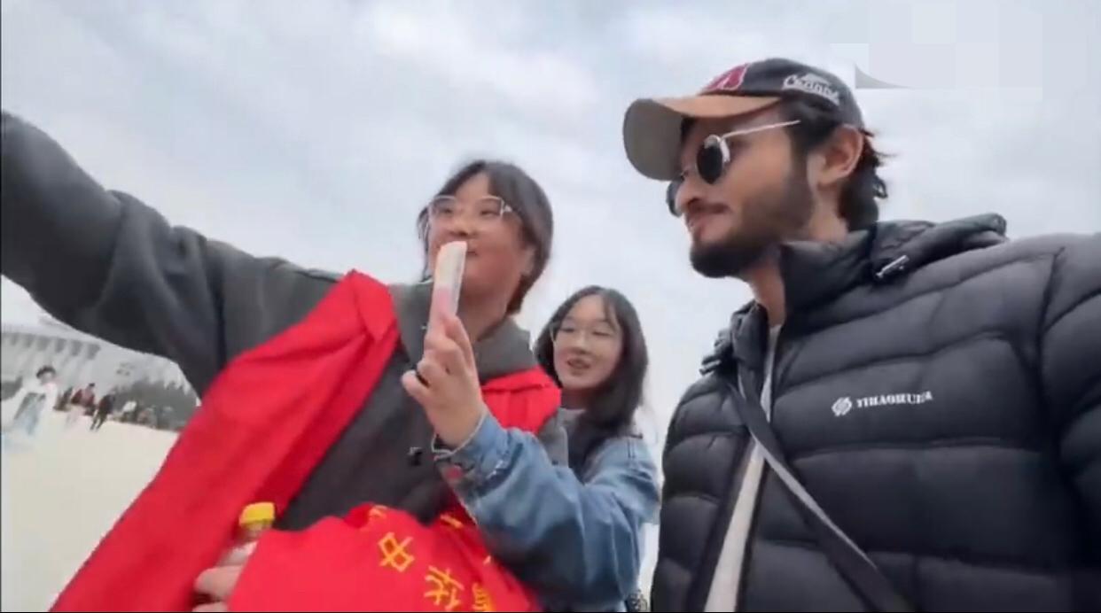 一位到中国旅行的印度男子表示，他走在中国景点大街上，不到半个小时就有20个左右的