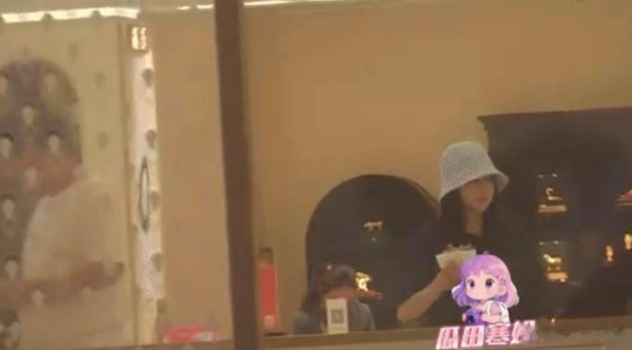 阚清子与老公逛金店阚清子宣布怀孕后首现身阚清子宣布怀孕后首现身，可以，[送花花]