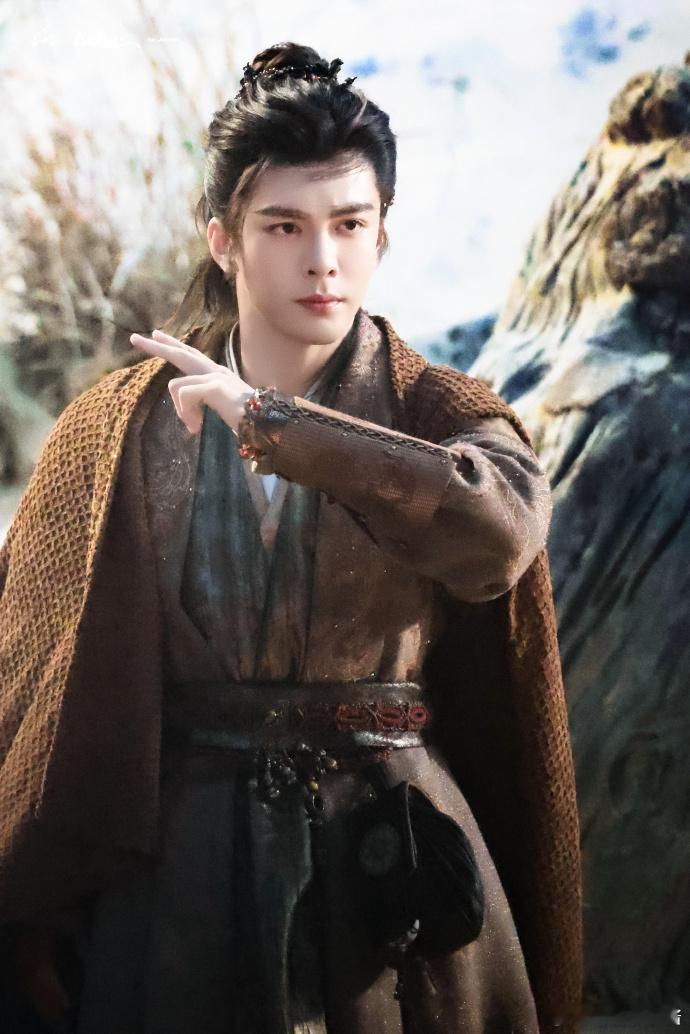 月鳞绮纪的风吹到了曾舜晞  在曾舜晞身上看到的不仅是帅气外表，更有那份对演艺事业