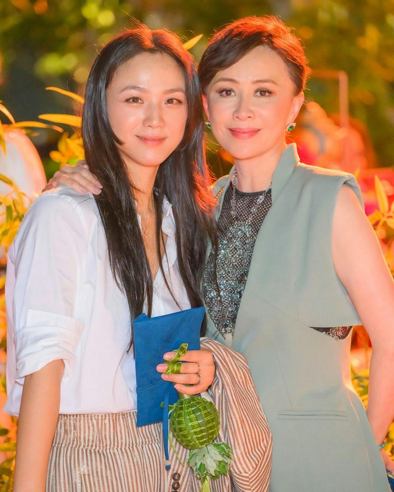 真的是“活久见”，谁能想到刘嘉玲与汤唯还能肩并肩、彼此微笑着合照，要知道曾经香港