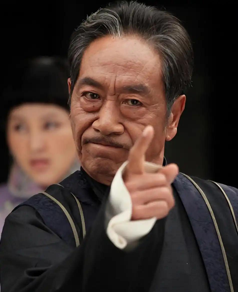 中国第一大反派：

可谁能想到，这么一位在演艺圈站稳脚跟的人，演艺之路却充满坎坷