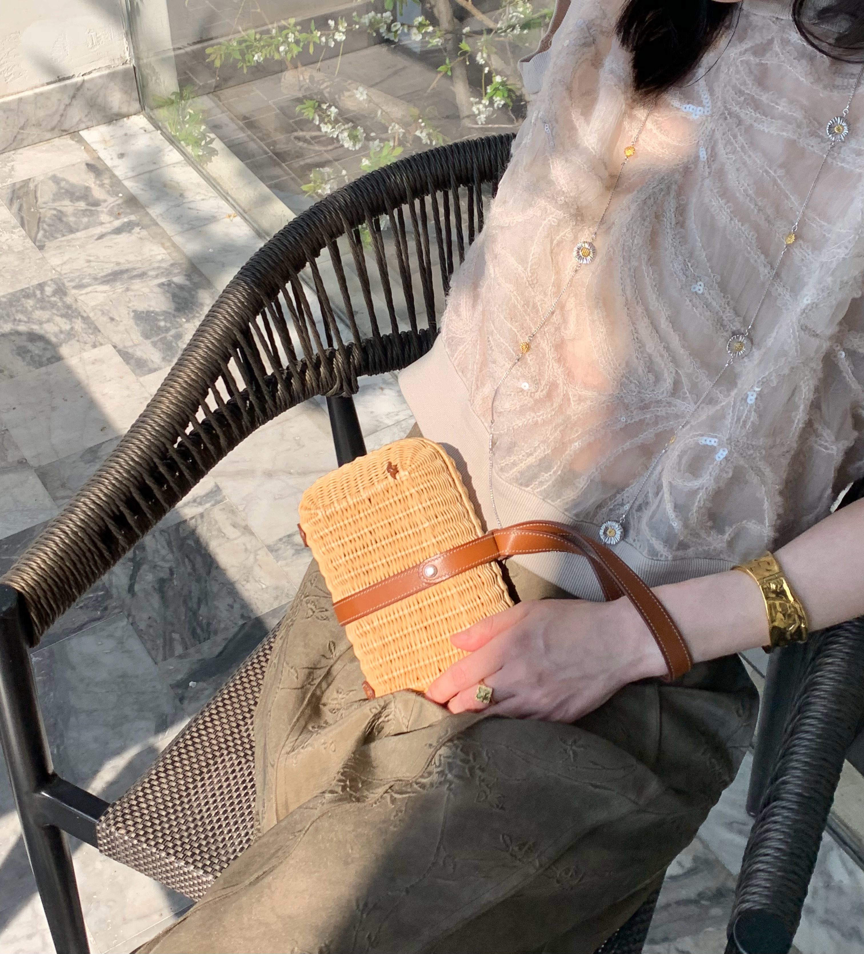 这套完全我的菜！上衣是高端bc私服6姆米真丝绡绣花的纱线成分是：35%马海毛，6