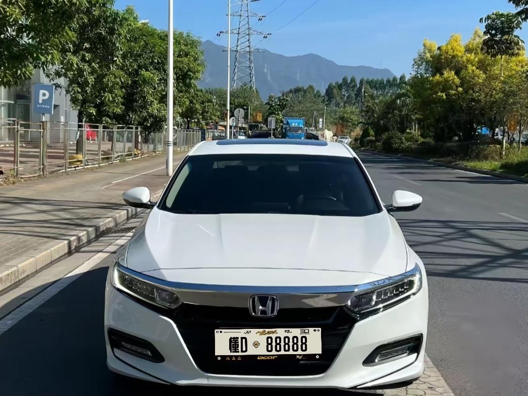预算卡在10万块钱，想买一台空间宽敞的二手日系B级轿车，很多人都会纠结二手雅阁和