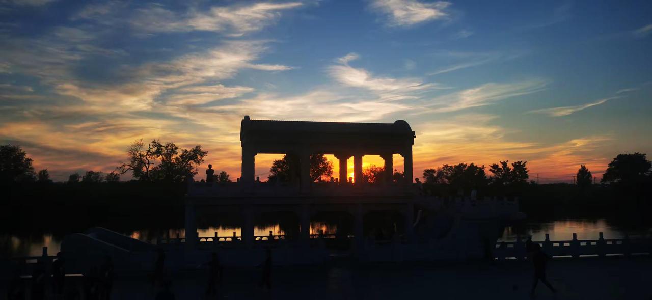 夕照成画，歌声赋魂。
