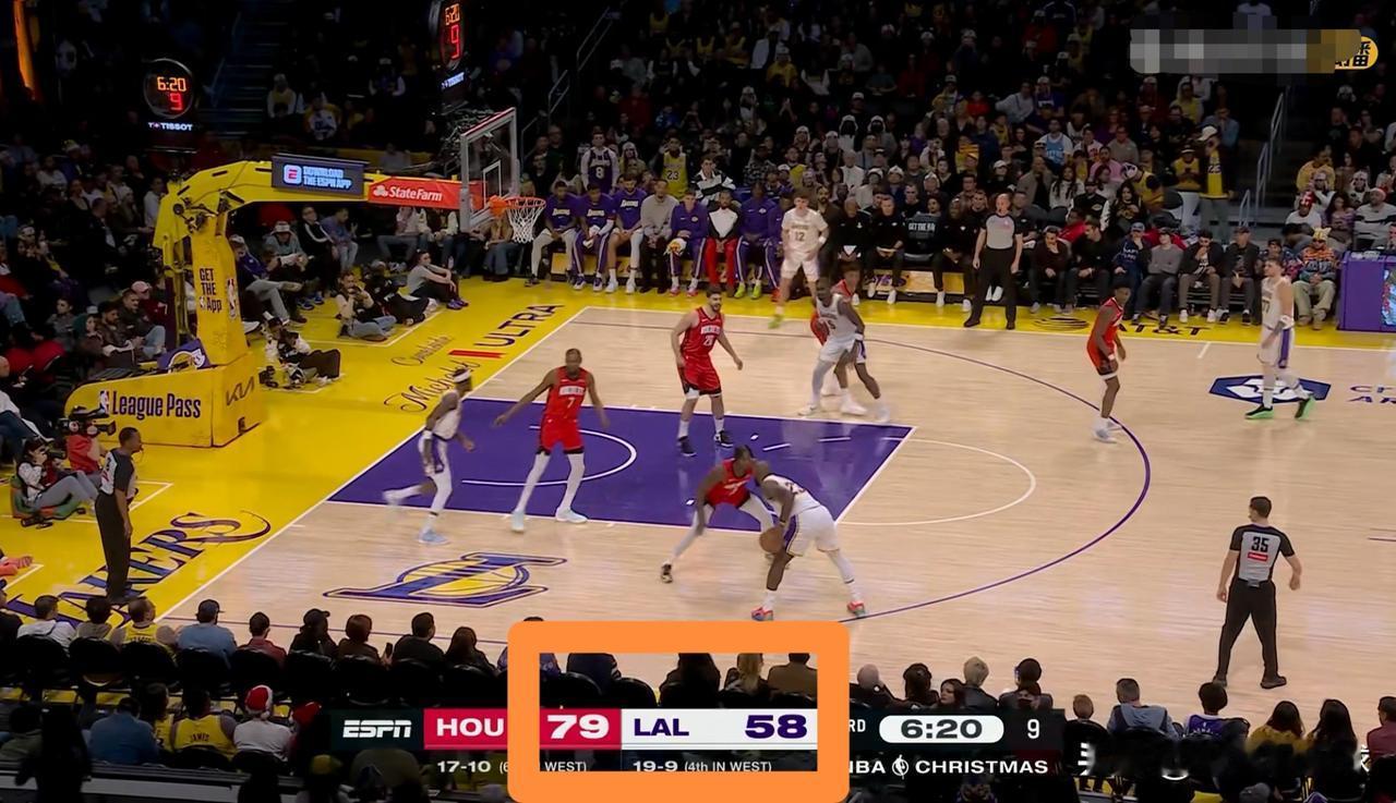 湖人真是不堪一击！在今天湖人主场迎战火箭的圣诞大战中，目前双方的比赛进行到了第三