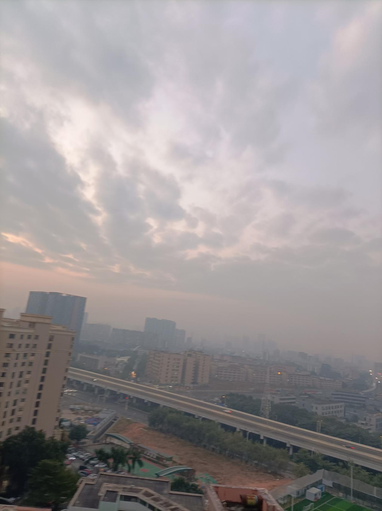 分享一张你手机里最近拍的风景照我刚拍到的清晨天空，也很美[比心]