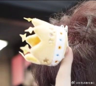 时代少年团米爆精灵探班tg今天物料里的发夹皇冠应该就是这次收官场的周边了这个周边