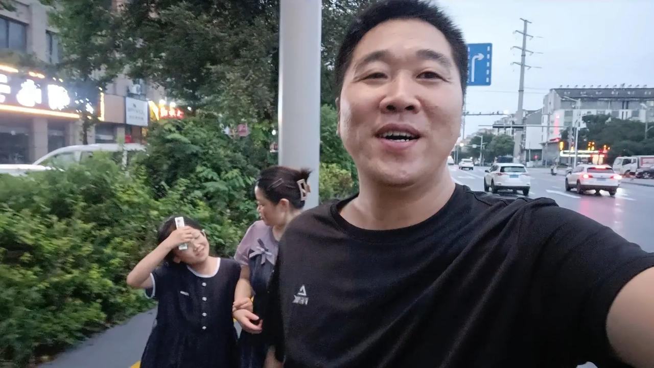 吃过晚饭，我和梅子还有女儿出来散散步，儿子去健身，这日子别提多惬意了。给我黄金万