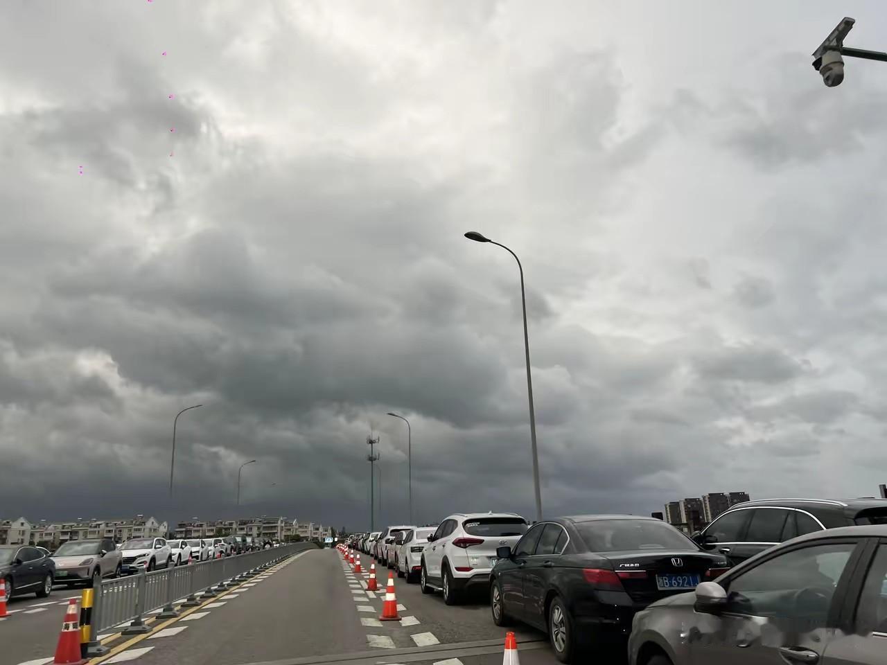 宁波。每次台风要来了，这种高处的桥头都会停满了小汽车。

地势相对较高，不容易被