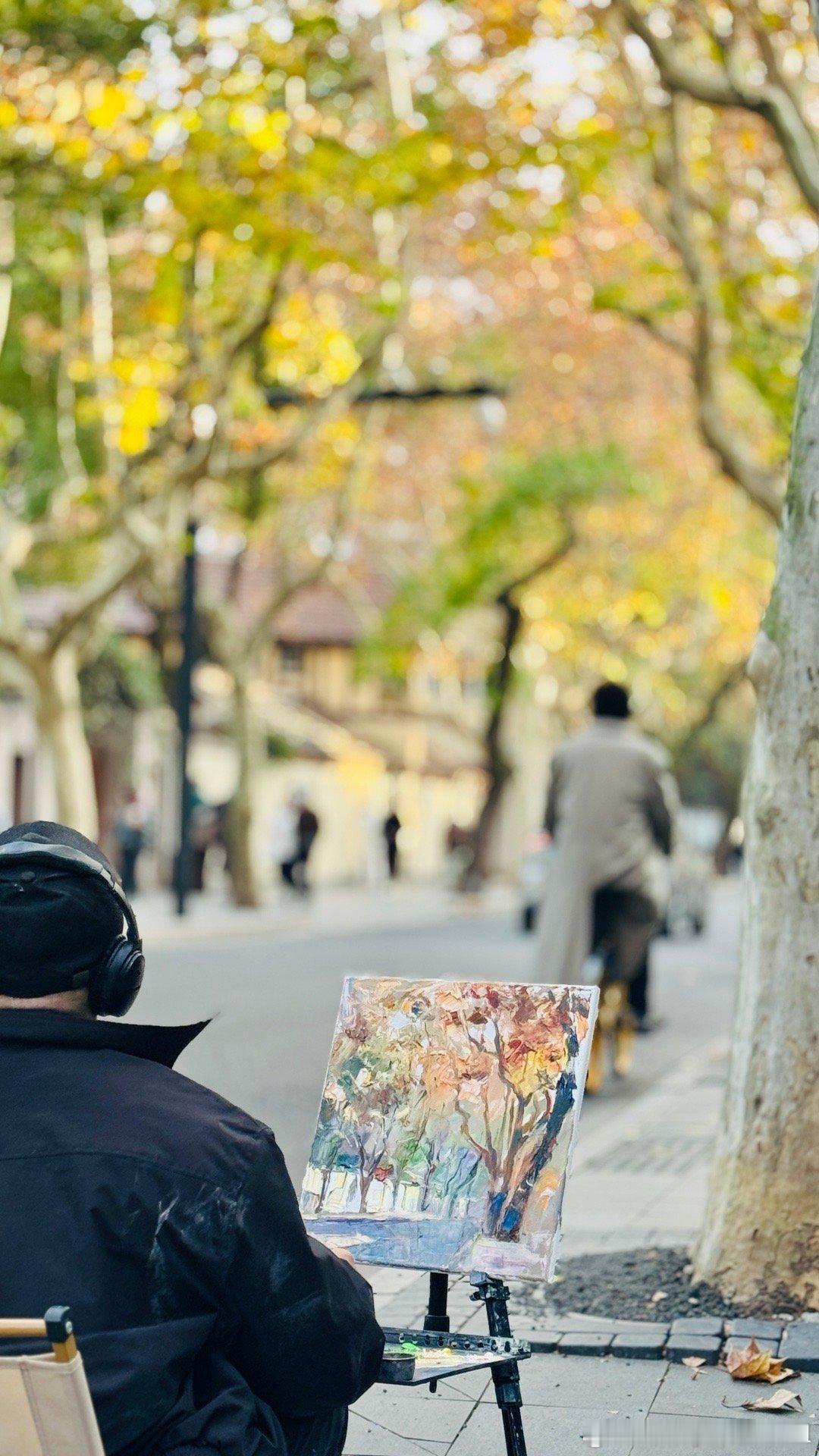 偶遇写生，画的很不错～在深秋美丽的街角，他画画，我骑车，我们都拥有着美好的一天～