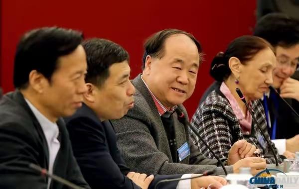 全网质疑铺天盖地，莫言奔赴上海书展照常售书，两大名校集体沉默是谁给的底气
 
全