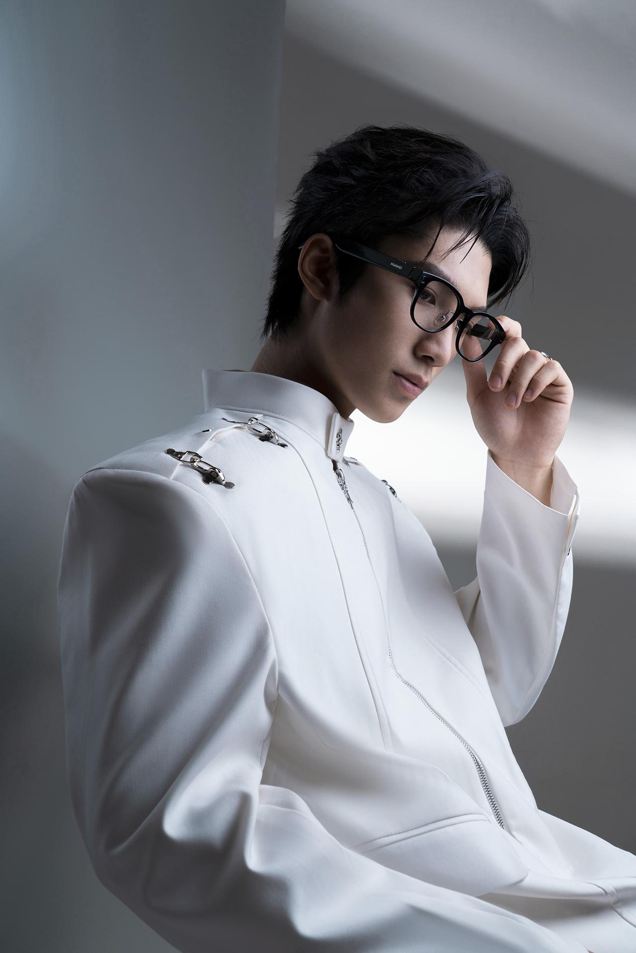 就在4月20日的华为Pura系列及全场景新品发布会上，华为 AI 眼镜正式亮相，