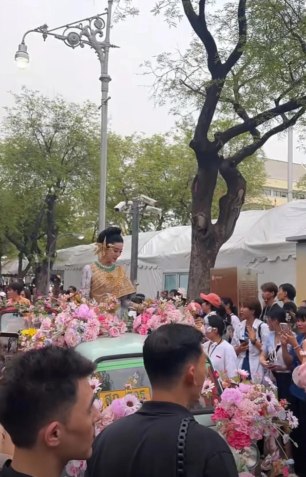 范冰冰泰国泼水节活动
咋像某不知名网红似的
虽然感觉待遇属实很一般
不过冰冰还是
