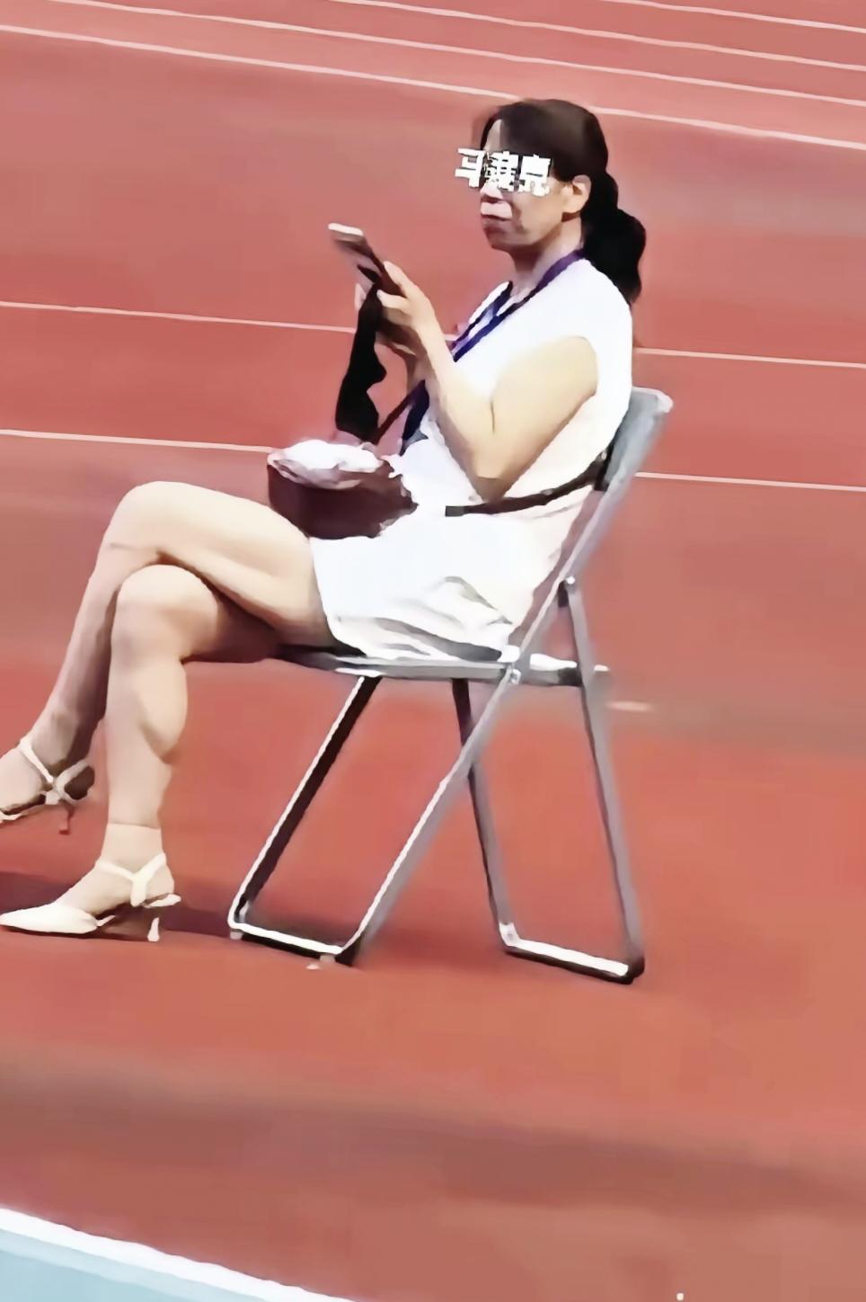不用为她狡辩！甘肃平凉奏国歌事件的当事女子，不是残疾人，不聋不瞎也不哑，而是实实