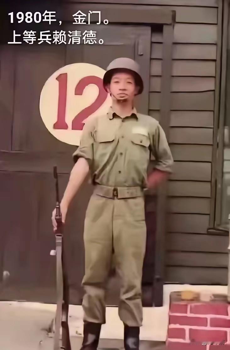 当年不过是个无名小卒，如今竟窃踞岛上高位。
有人言其进退两难，亦有人称其深陷西方