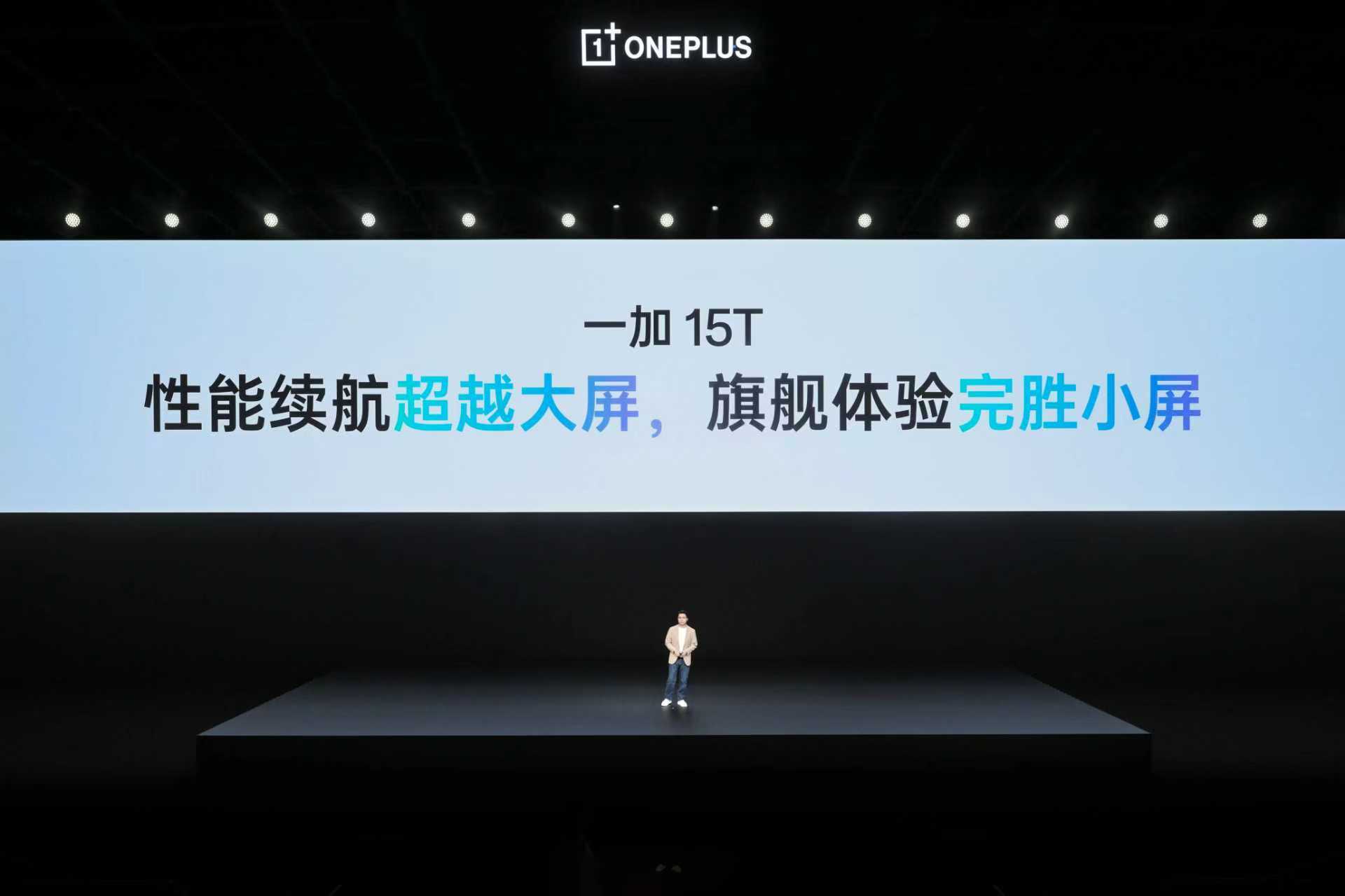 小屏党这些年受的委屈还少吗？想要个单手能握住的机子，要么续航拉胯，要么性能拉胯—