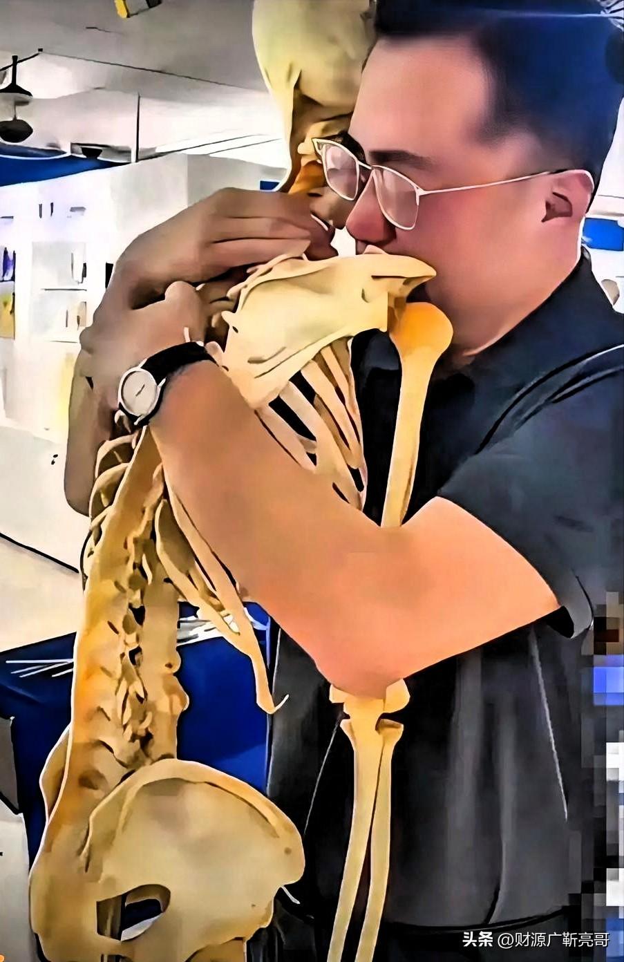 看到个老视频，真是一下子戳到心窝子里了。

一个中年大叔，在大庭广众下哭得跟个孩