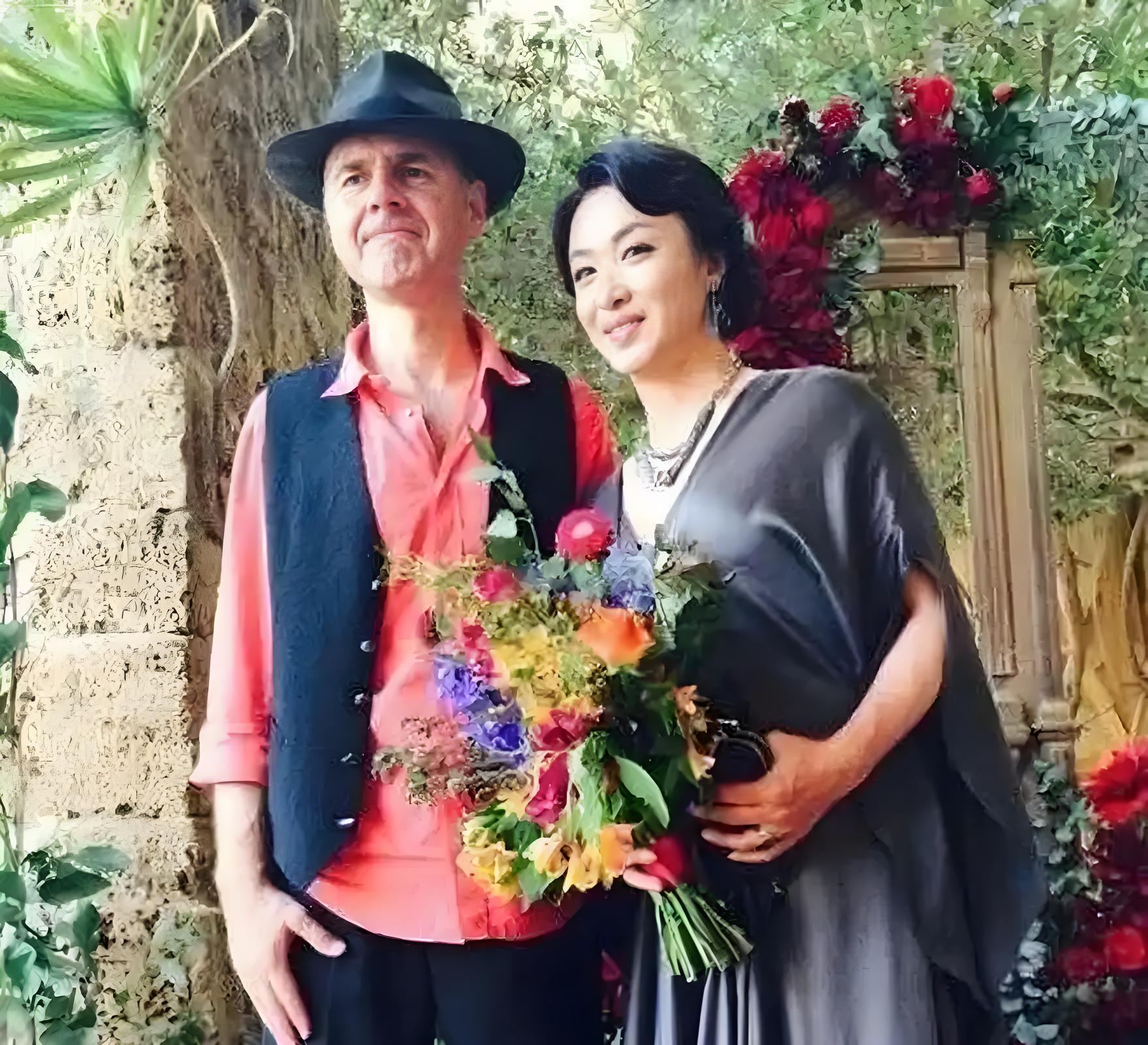 金星和丈夫汉斯第一次去见公婆时，公婆对金星十分满意热情招待了她，做了一...