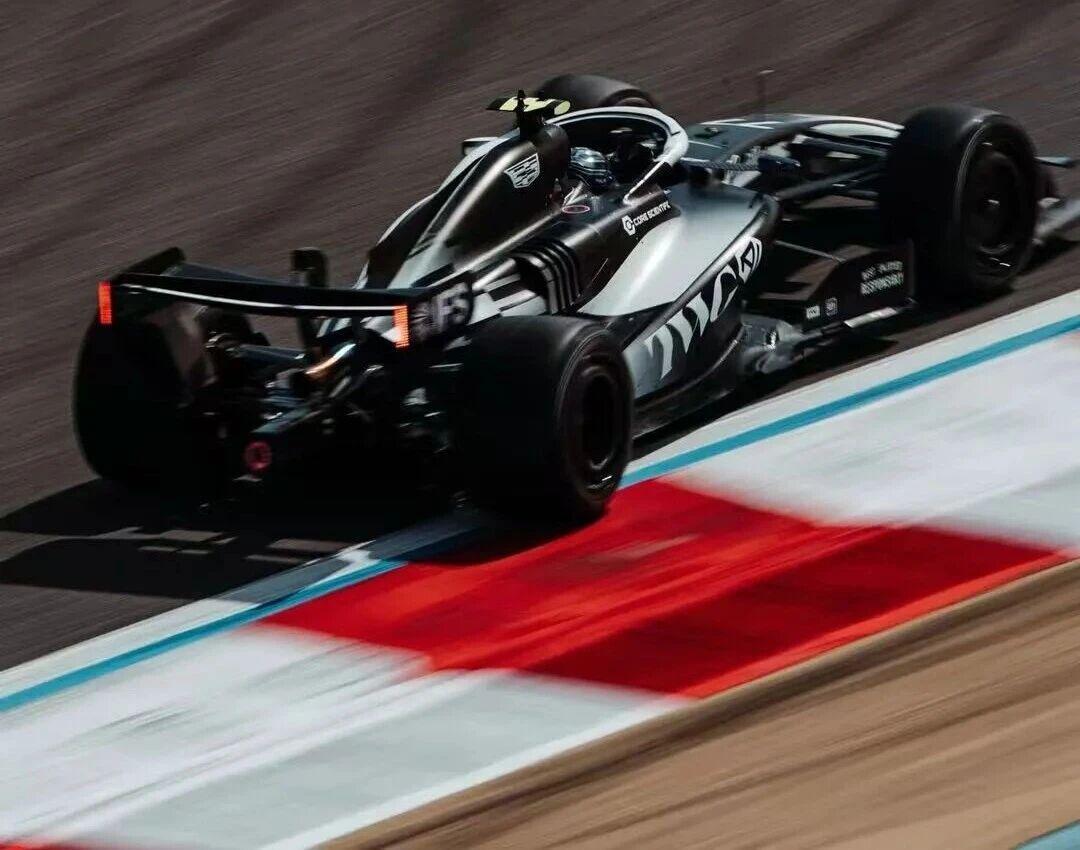 凯迪拉克这招"黑白配"，比任何引擎声都响亮
刚刷到凯迪拉克F1新车涂装，说实话被