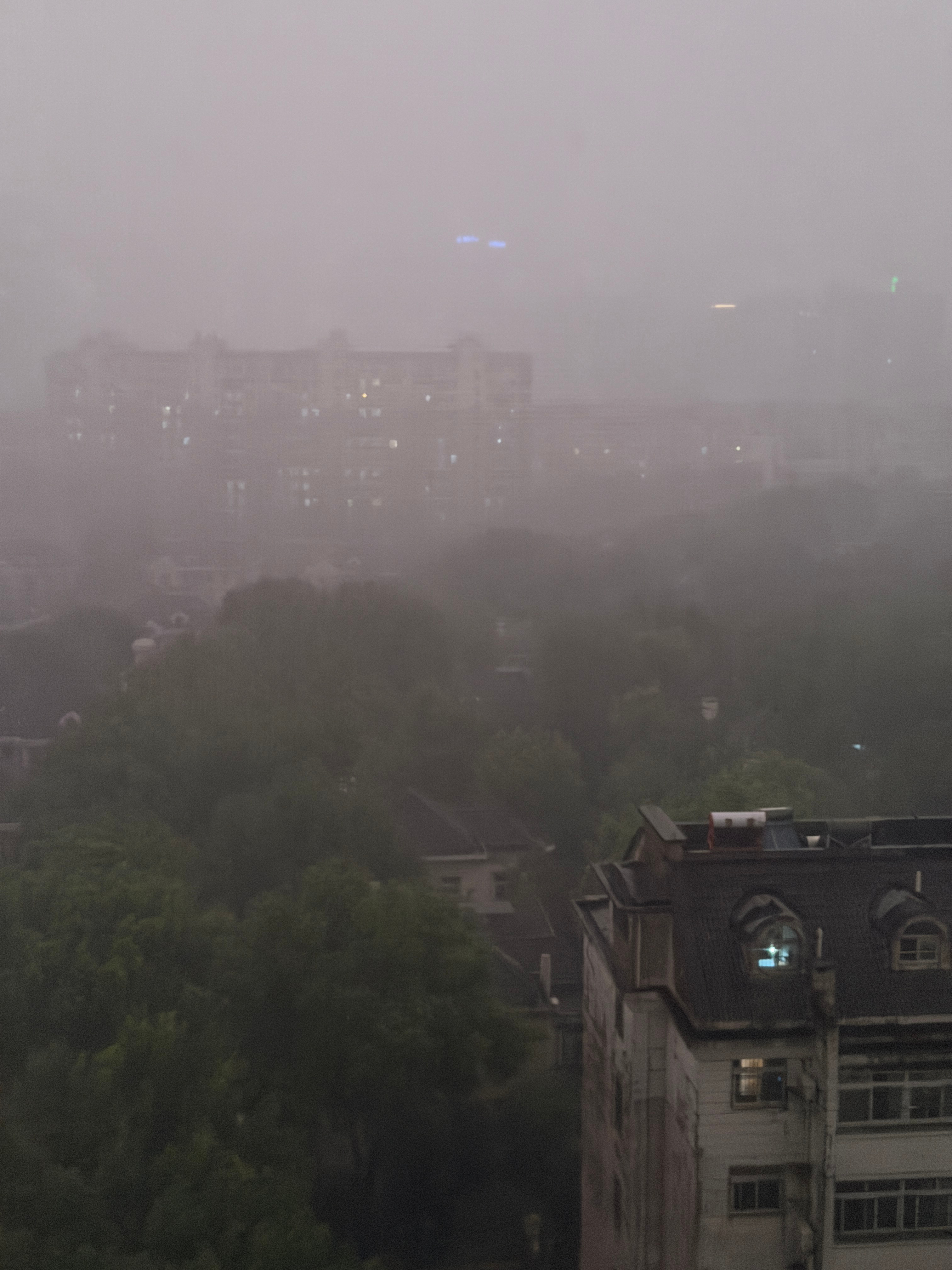 合肥暴雨下的和末日一样，天都看不清，还好我察觉不对，骑得飞快到家 ​​​