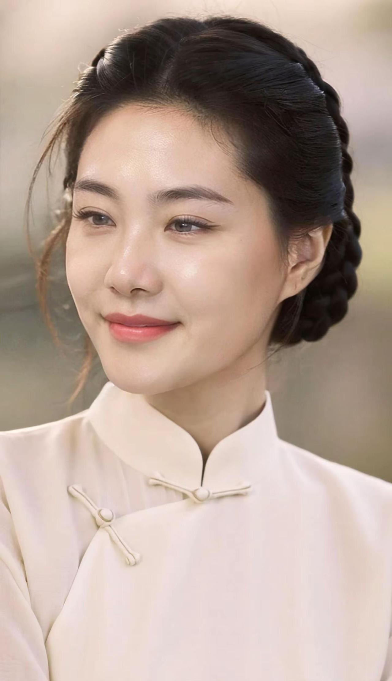 像不像呢？AI白月光清透照 记忆里的国泰民安白月光