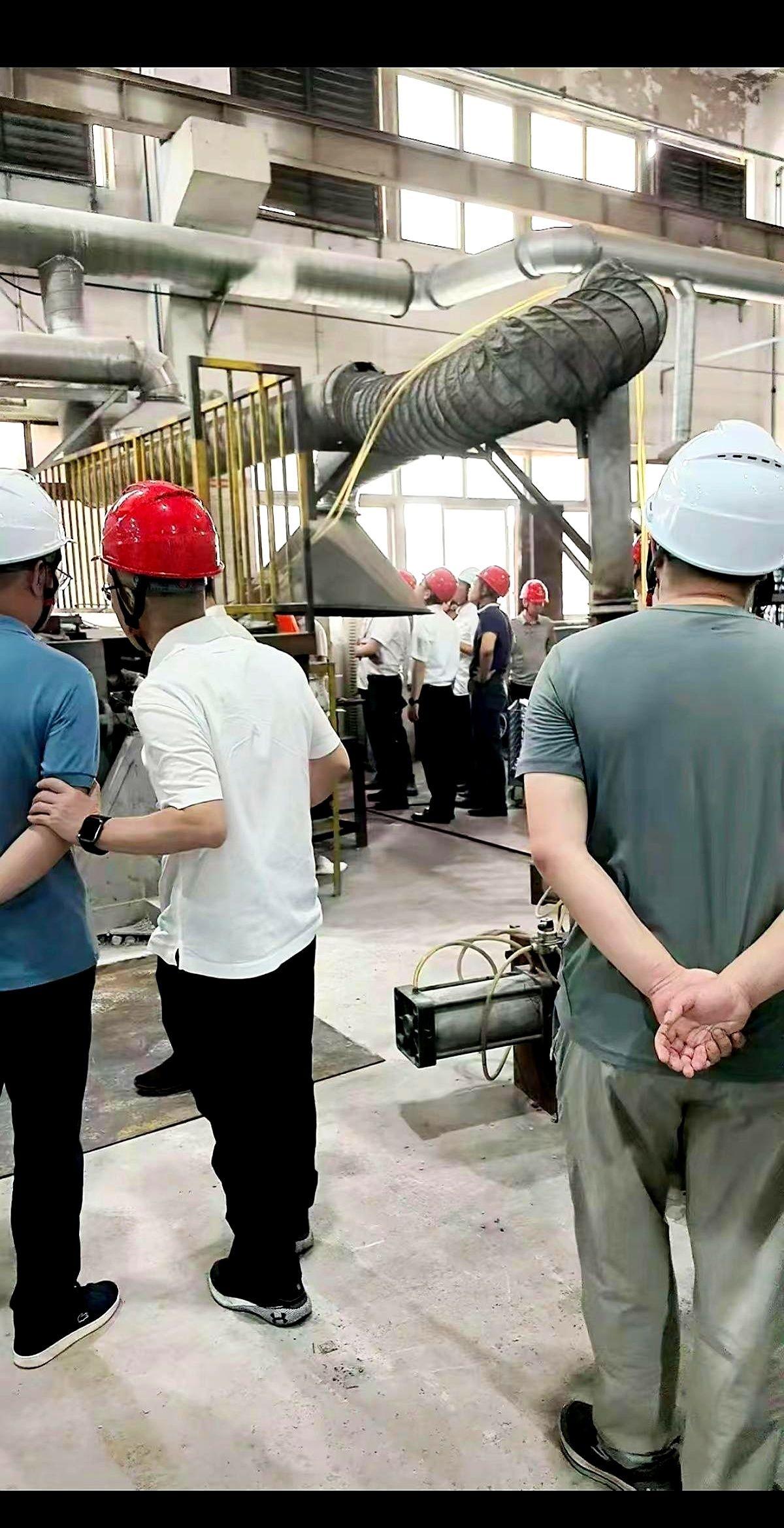 浙江这片平时机器声震天响的厂区，这两天突然安静了下来。
一排排车间陆续拉下卷帘门