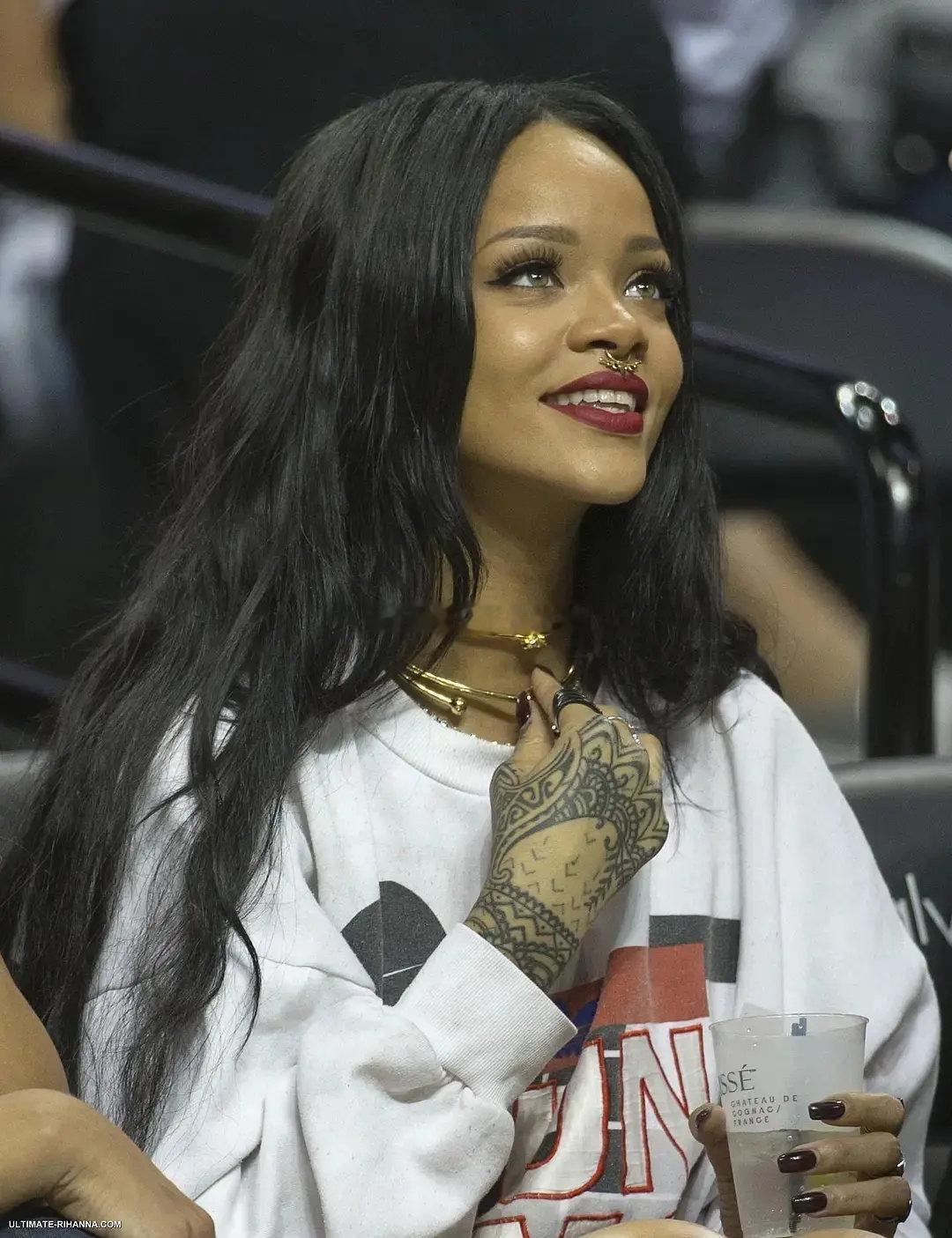 🏀2014年8月21日蕾哈娜Rihanna现场观看夏季经典慈善篮球赛 