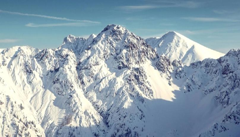 奥地利广播集团的报道令人痛心。阿尔卑斯山一日内发生两起雪崩事故，5条鲜活生命就此