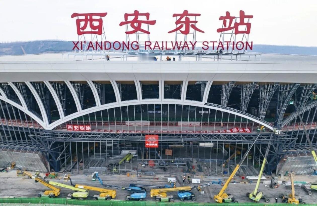 西安东站，坐落于长安、灞桥交界的鸣犊街道，浐河东岸、白鹿原西侧，集高铁、普速、地