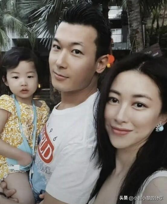 朱珠和老公王昀佳、女儿一家三口的合影真是养眼，朱珠真是越老越好看，气质高雅，有自