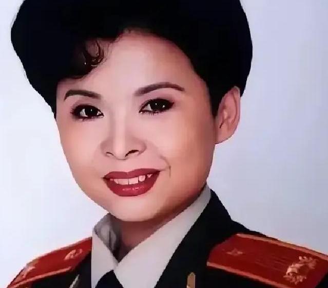 1980年，一个男人把董文华约到一个无人的地方，对她表白心意，没想到，董文华却沉