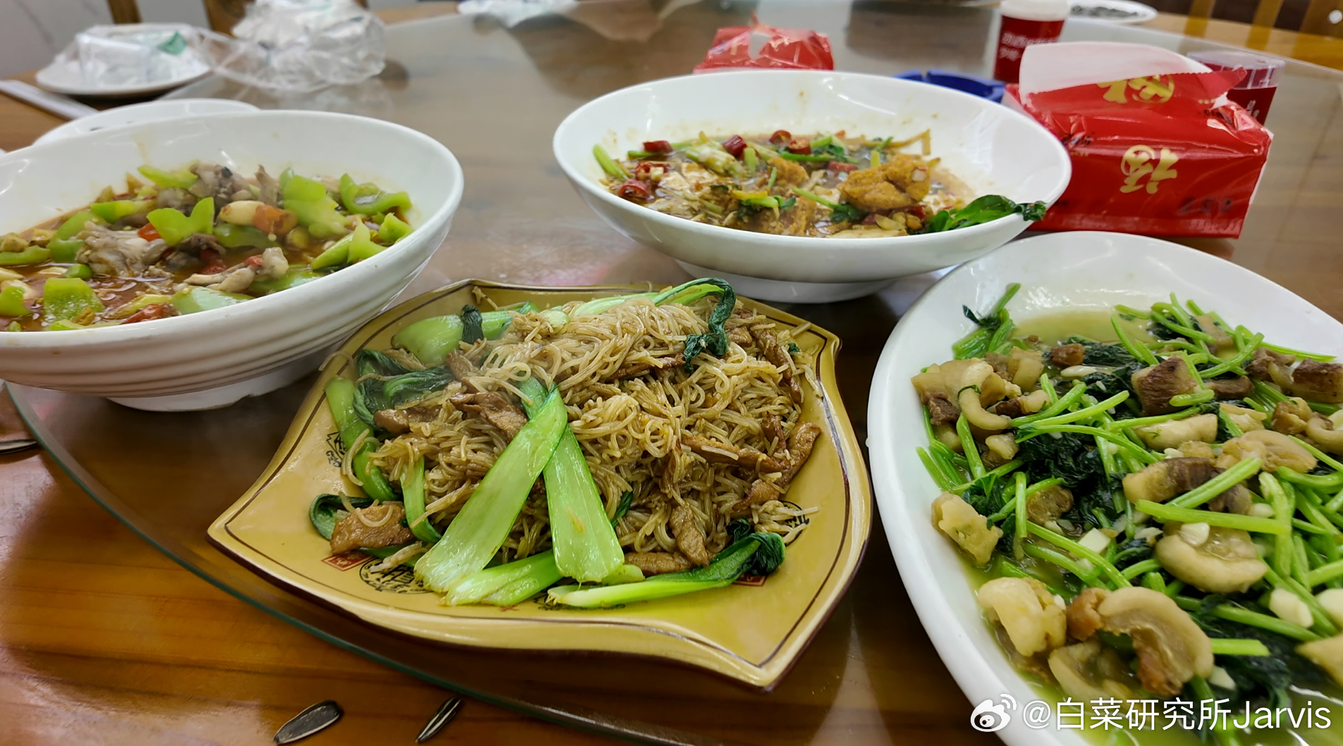 我和的第一次合作，把东风日产N6从上海一路开到广州。出发时电量98% + 满油状