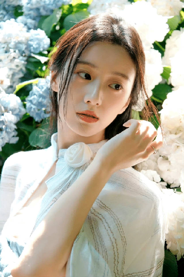 包上恩绣球花少女好清纯 直接吻上包上恩这套了，太适配了，包上恩笑起来好甜啊，有种