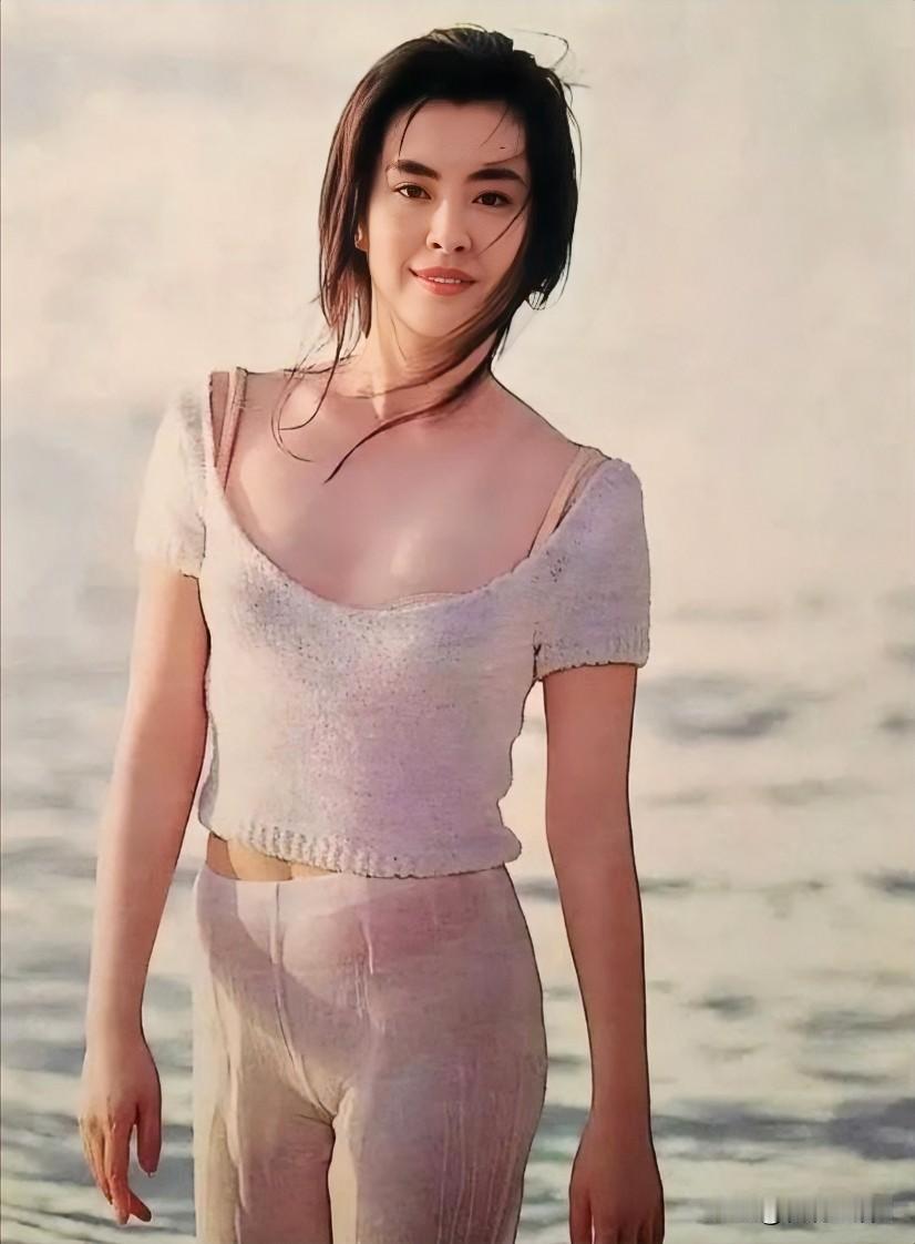 王祖贤年轻时在海边的留影，堪称经典。一袭白衣胜雪，简约而修身。她眉眼如画，眸若星