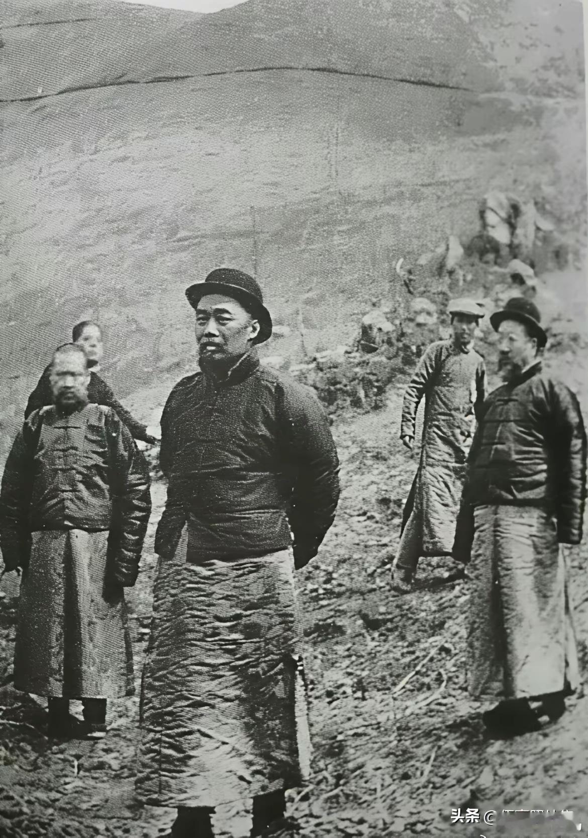 1915年3月15日，中国第一个植树节在南京紫金山麓举行的历史性时刻，由张謇（右