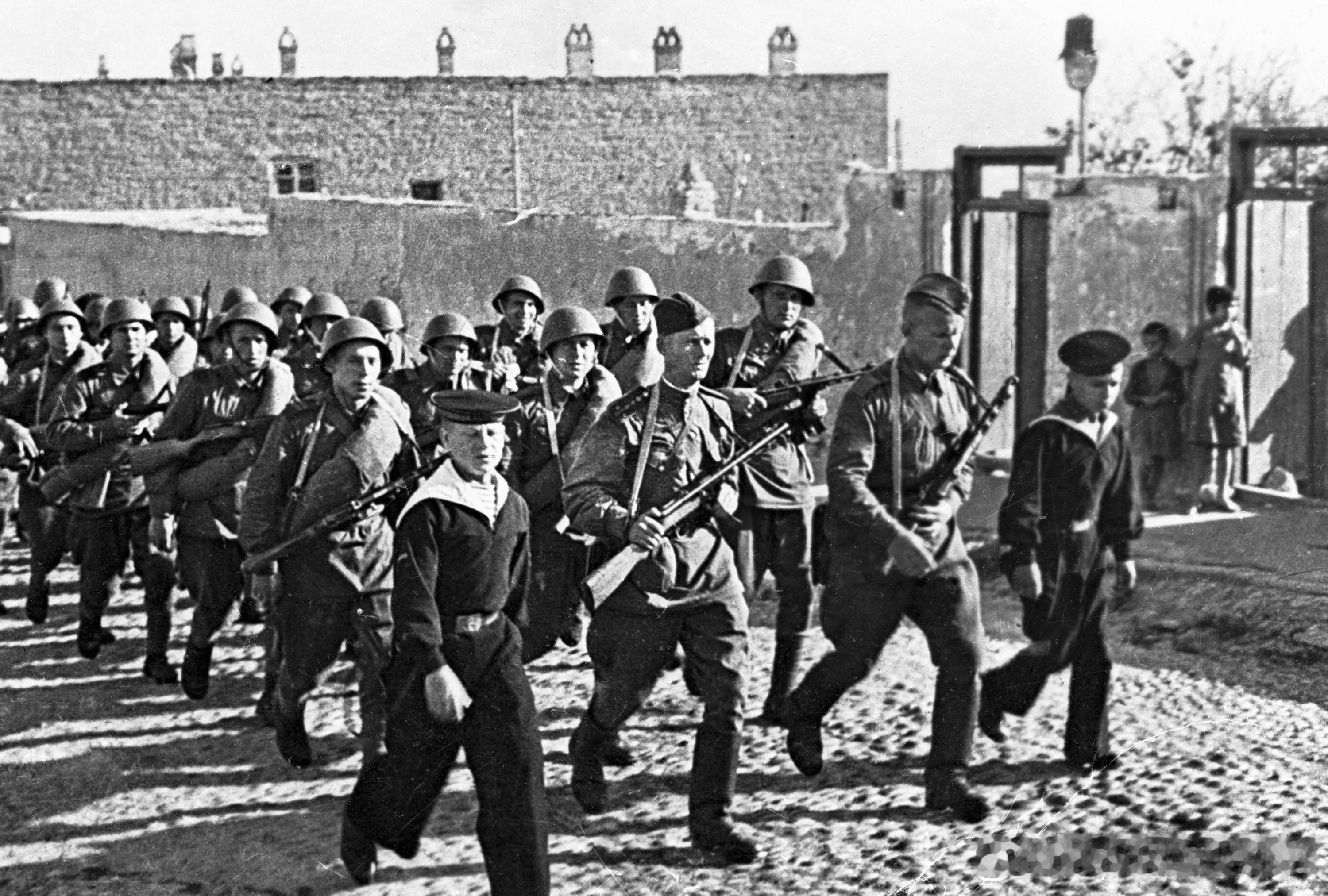 1943年4月苏联里海区舰队1个海军步兵营从阿塞拜疆开赴前线军事历史全触达 ​​