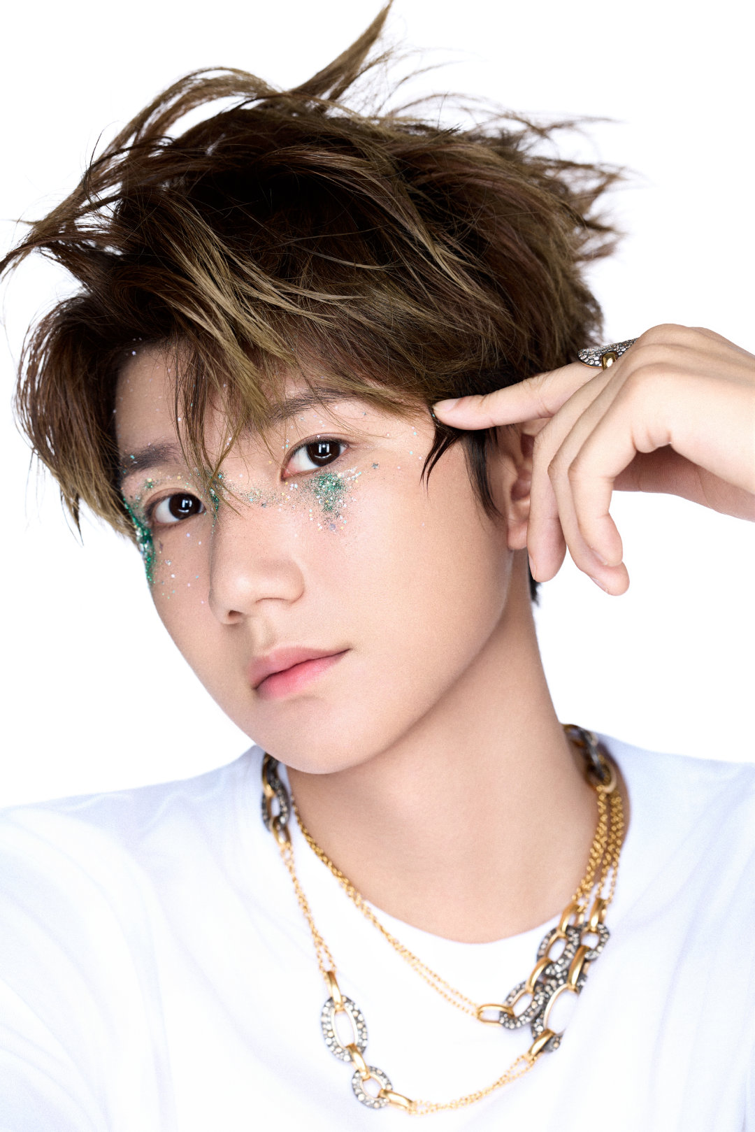 王源绿色闪片眼妆 王源绿色闪片眼妆好酷呀！喜欢 就是如此幸福呀，期待宇宙超级无敌