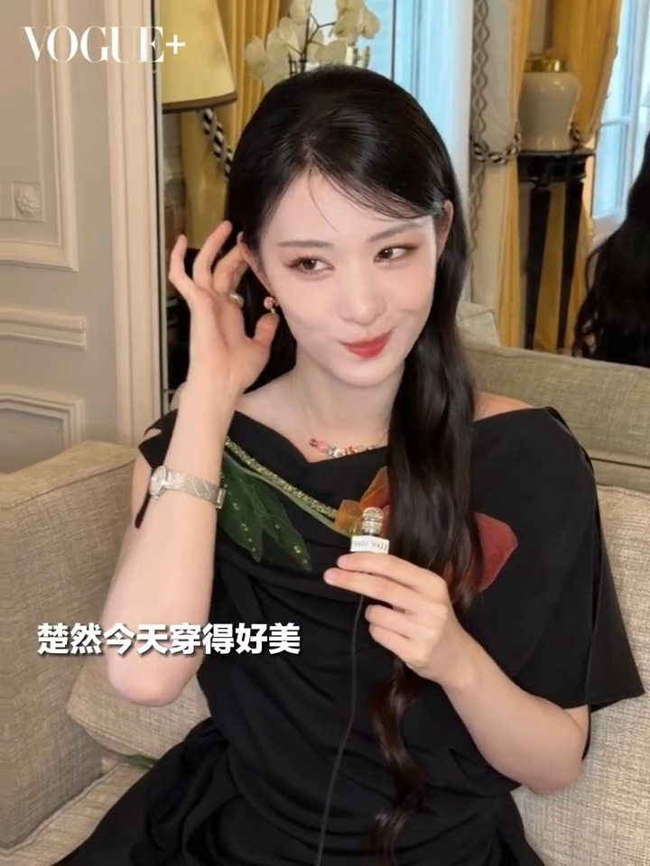 ：“楚然今天穿的好美”：“那当然了（歪嘴撩头）”王楚然被夸穿的好美的反应