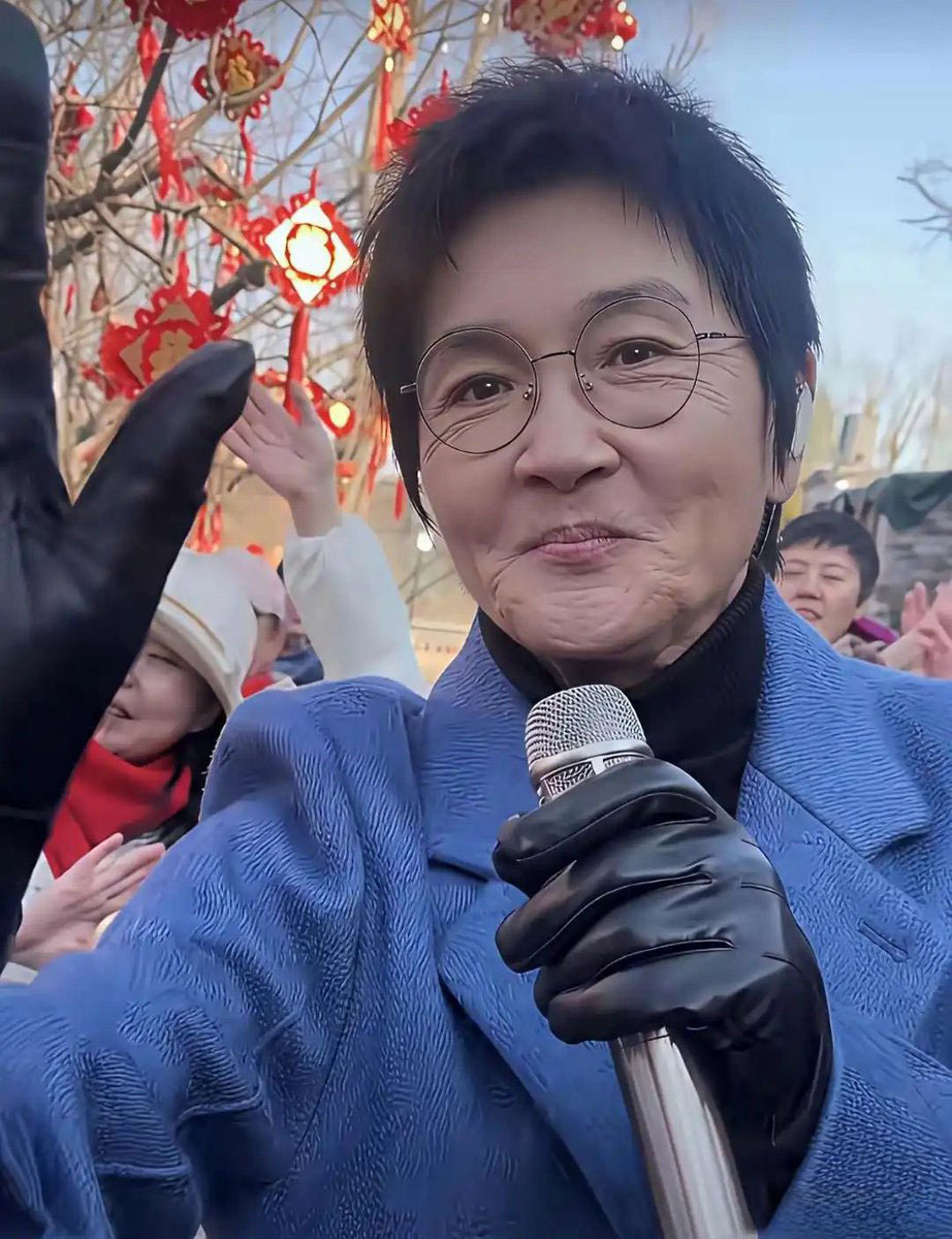 这是孙楠？减重二十多斤？我看是滤镜减了二十多斤吧，这脸瘦得都快认不出来了，歌声倒