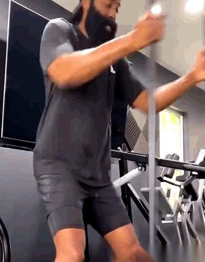 一股熟悉的味道，又来了。
那种感觉，就跟当年在篮网一模一样。
人还在场上，魂已经