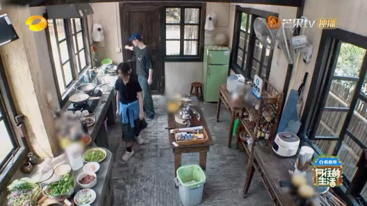张艺兴可乐鸡翅变可乐鸡汤 蘑菇屋又添名场面，张艺兴煮可乐鸡翅没赶上收汁，变成一锅