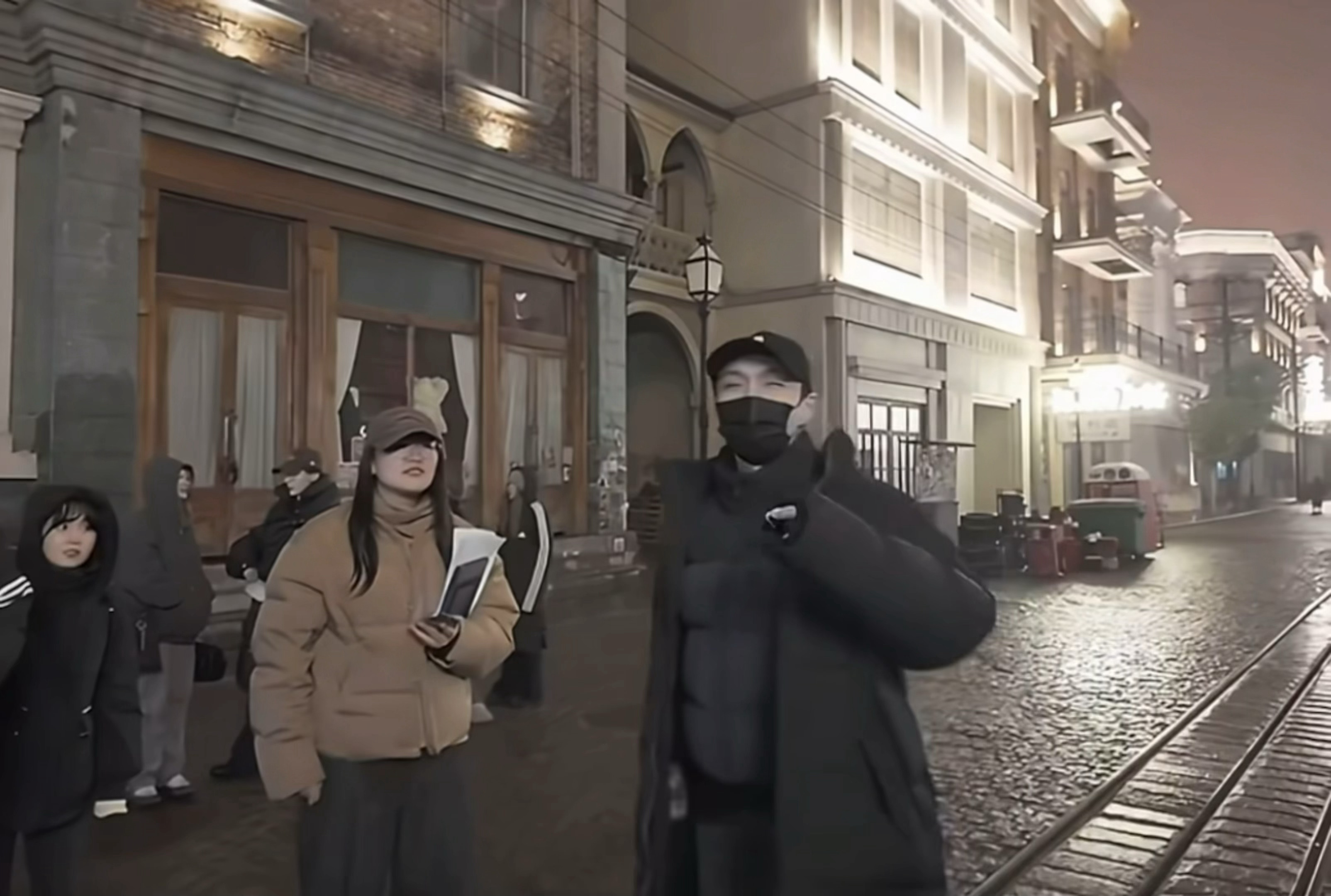 一穿这种圆鼓鼓笨蛋大袄子的时候就好像把智商也揣兜里了 
