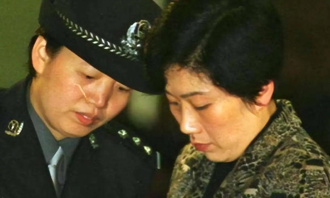 2001年7月，法院的法槌重重落下，在听到死刑的那一刻，昔日呼风唤雨的湖南建工集