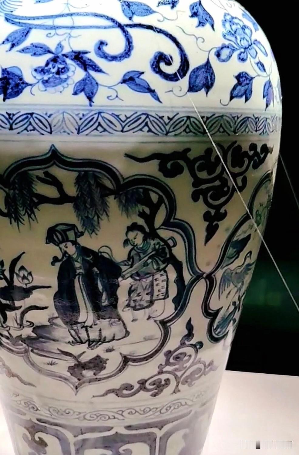 武汉博物馆的镇馆之宝一一元青花四爱梅瓶不但釉色浓青、造型更为优美别致。

它是一