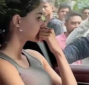 车里的印度高种姓女人和车外的印度低种姓男人！
她一下车，就可能会成为猎物！