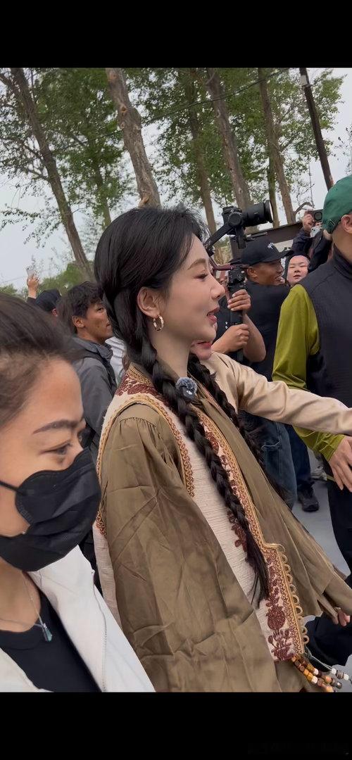 杨紫白菊回家这个怼脸，都是路人手机直出，嘿子还要说不美，我发现杨紫线下路透就没不
