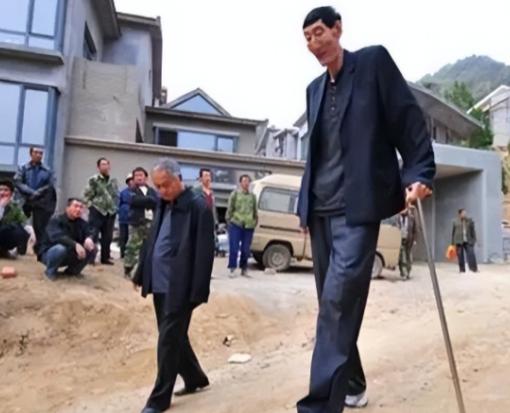 中国第一巨人鲍喜顺2007年结婚后，不听医生劝告非要生子，现在儿子长到多高？
 